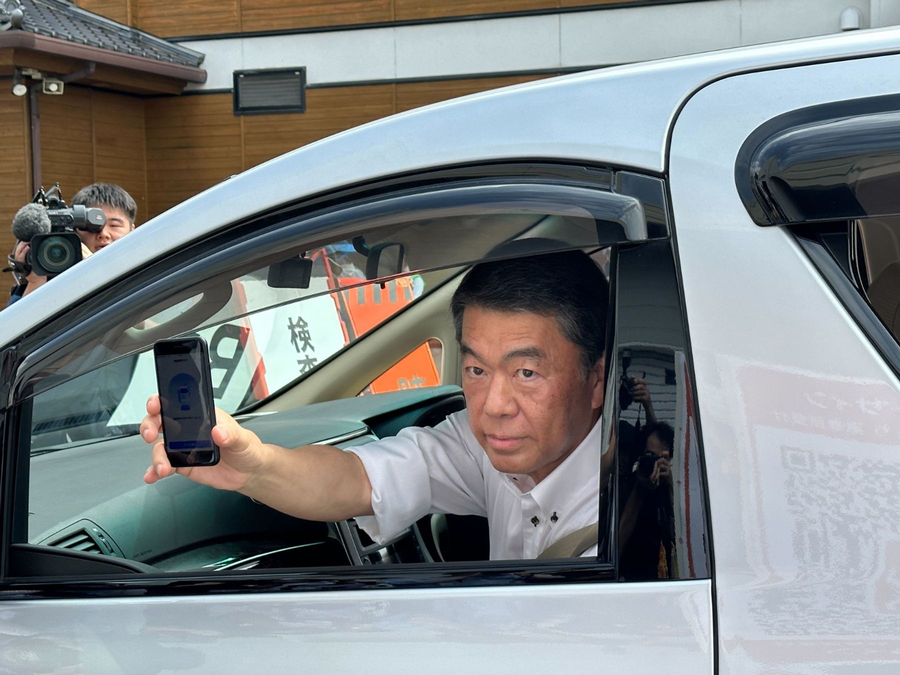 「ポケットサイン防災」を使って検査場の受付をする宮城県・村井知事